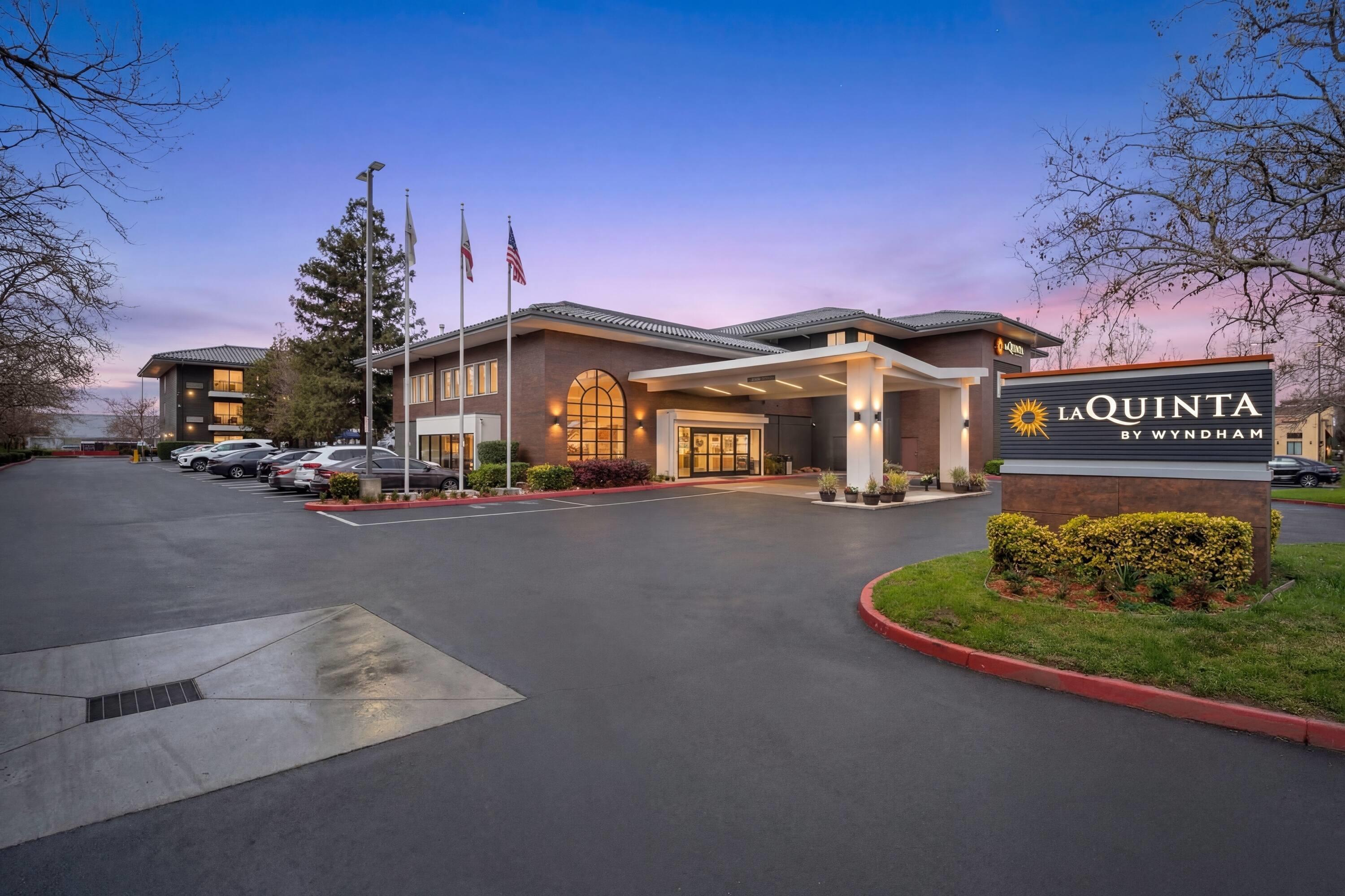 Exterior | La Quinta Inn & Suites by Wyndham Oakland - Hayward