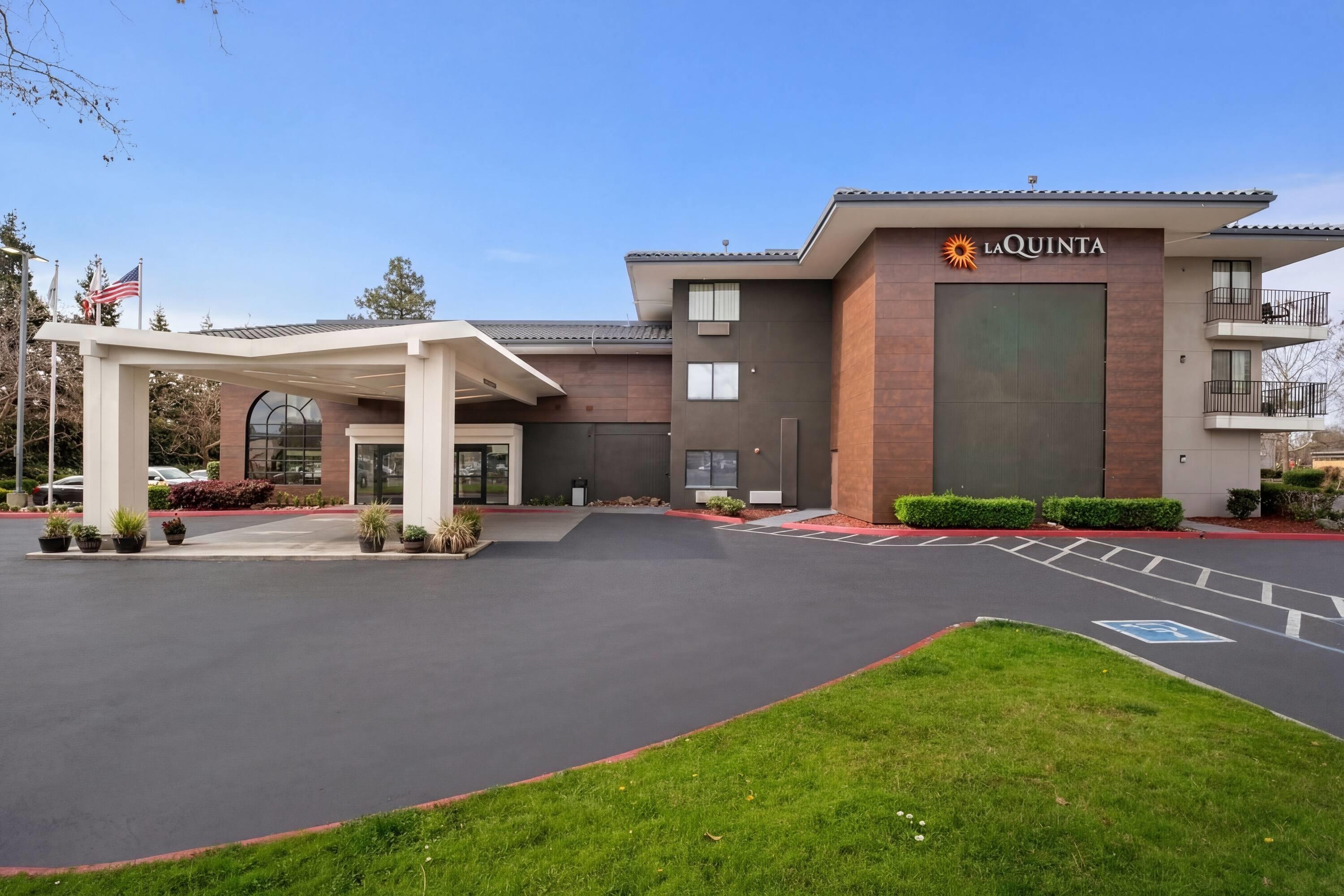 Exterior | La Quinta Inn & Suites by Wyndham Oakland - Hayward