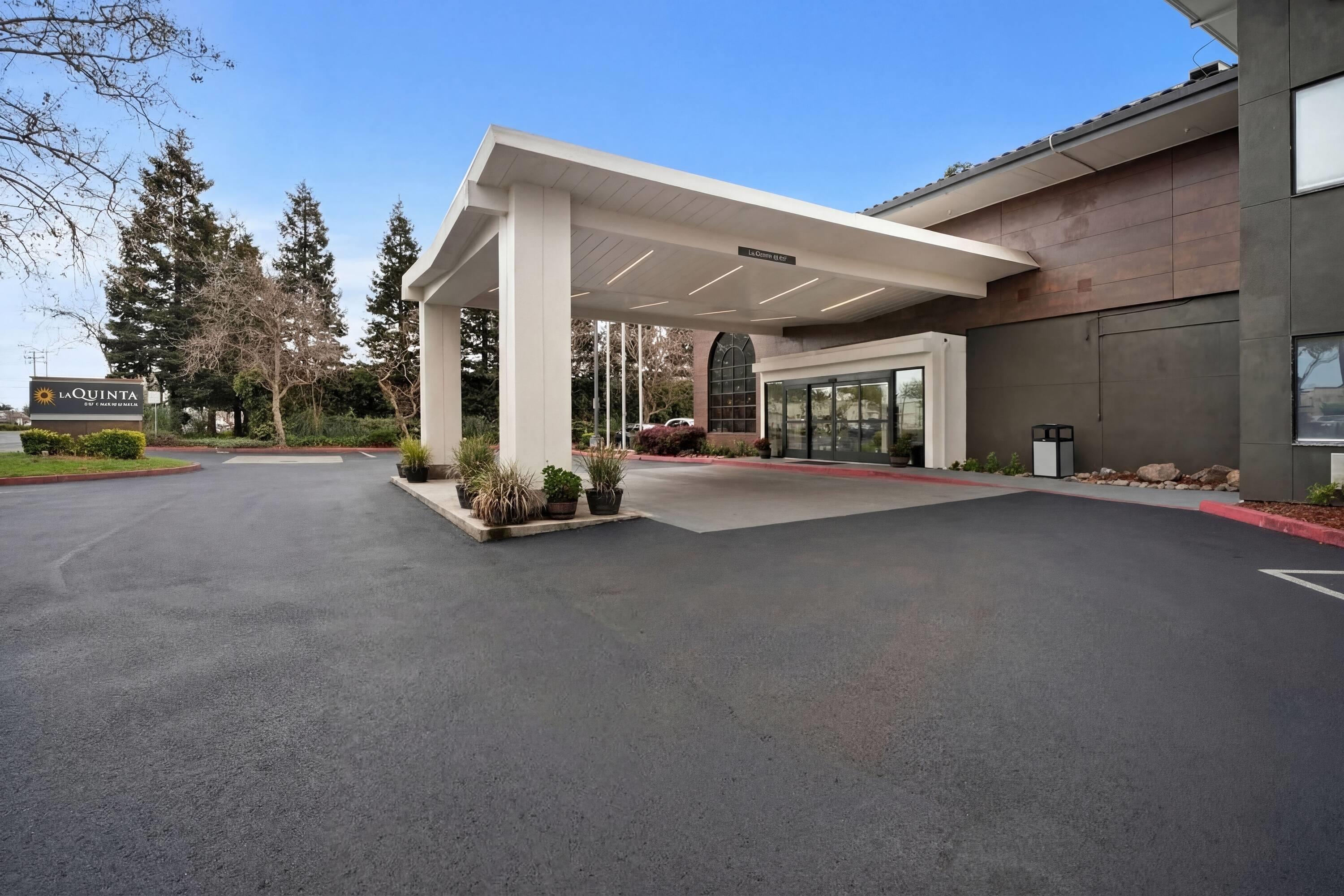 Exterior | La Quinta Inn & Suites by Wyndham Oakland - Hayward