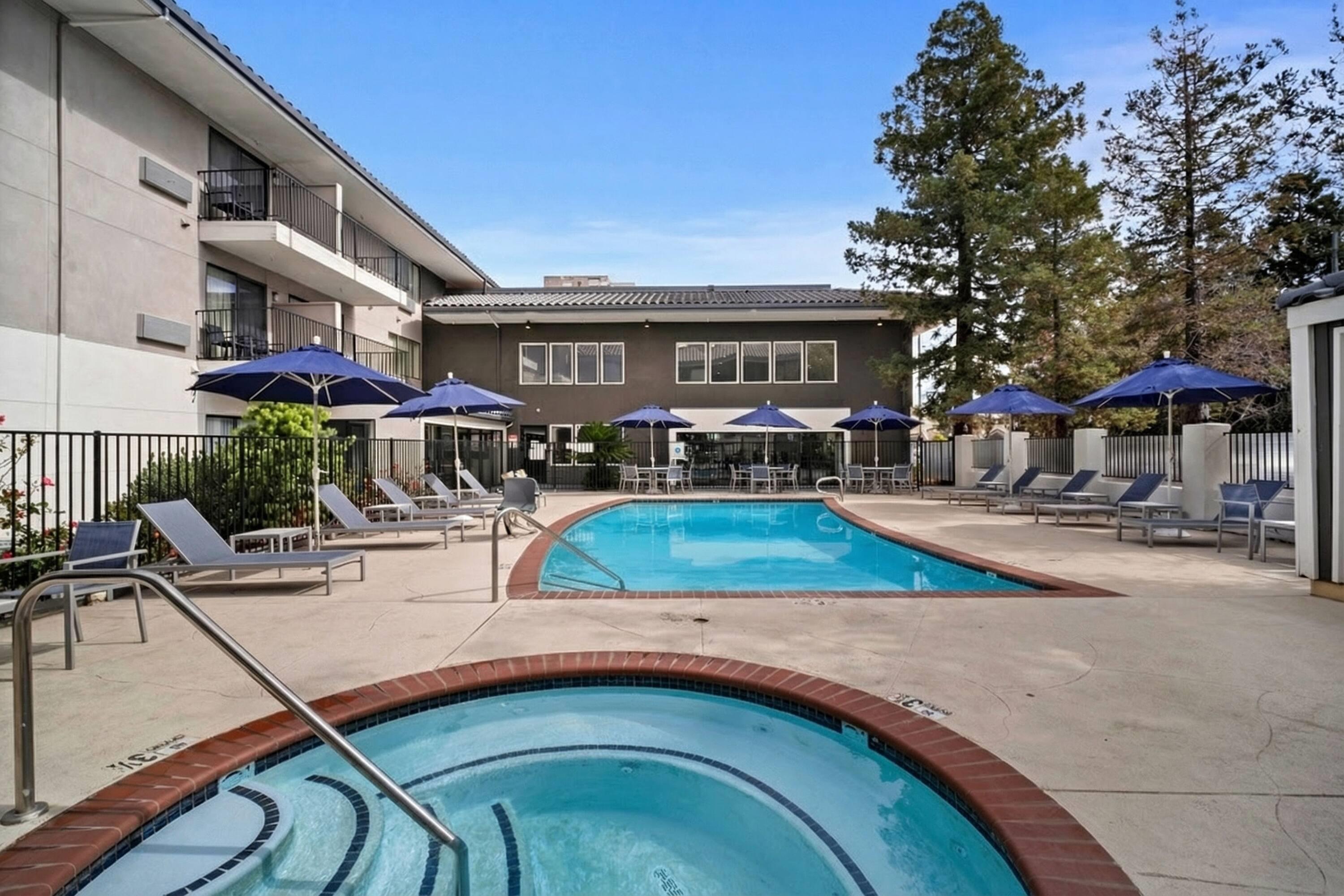 Pool | La Quinta Inn & Suites by Wyndham Oakland - Hayward