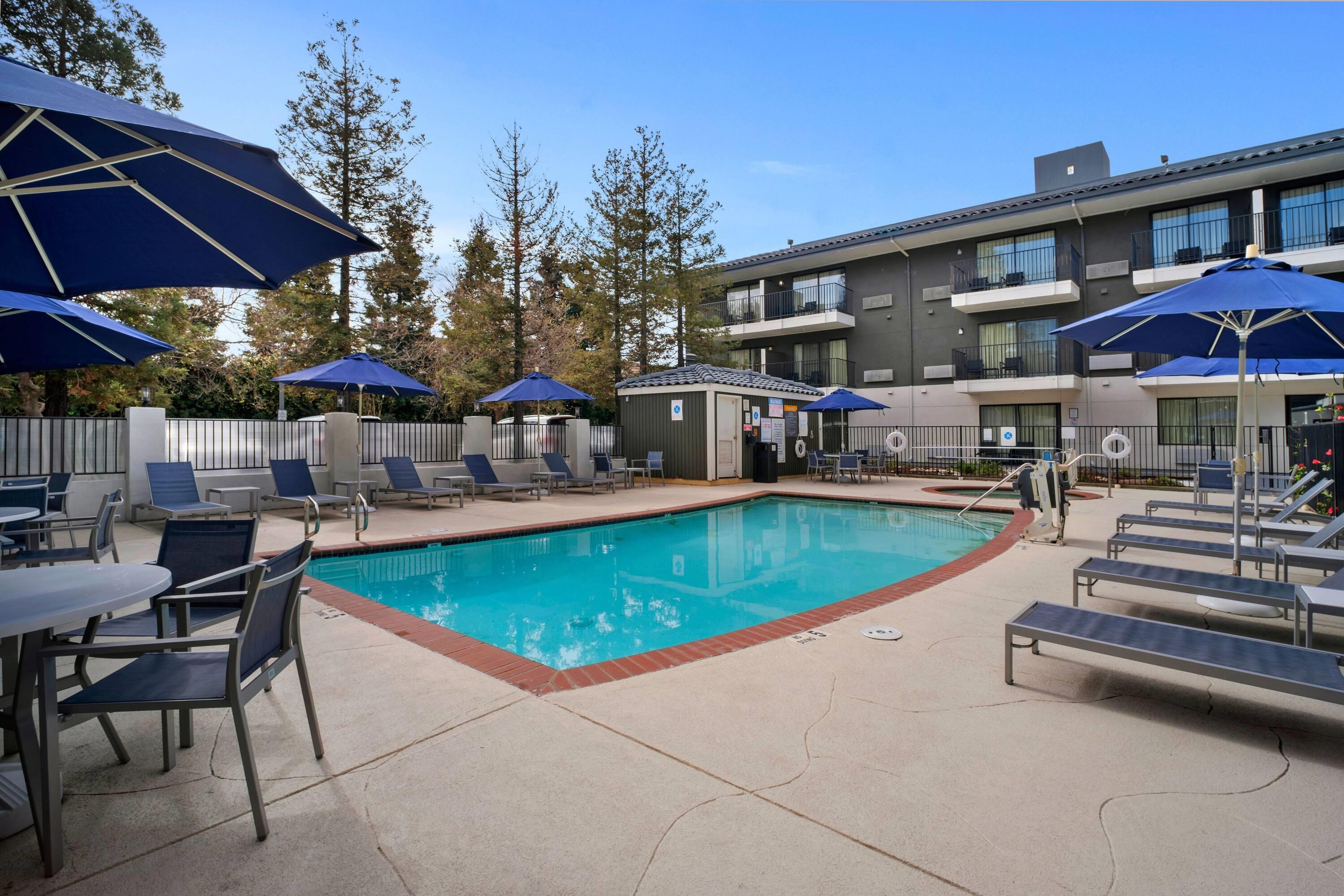 Pool | La Quinta Inn & Suites by Wyndham Oakland - Hayward