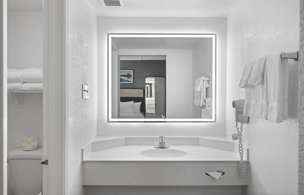 LA QUINTA INN STOCKTON-guestroom-Guest Room,Bathroom,On-Site.jpg