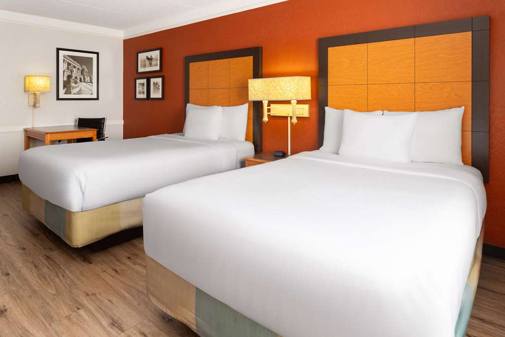 LA QUINTA INN PITTSBURGH AIRPORT-guestroom-Guest Room,On-Site.jpg
