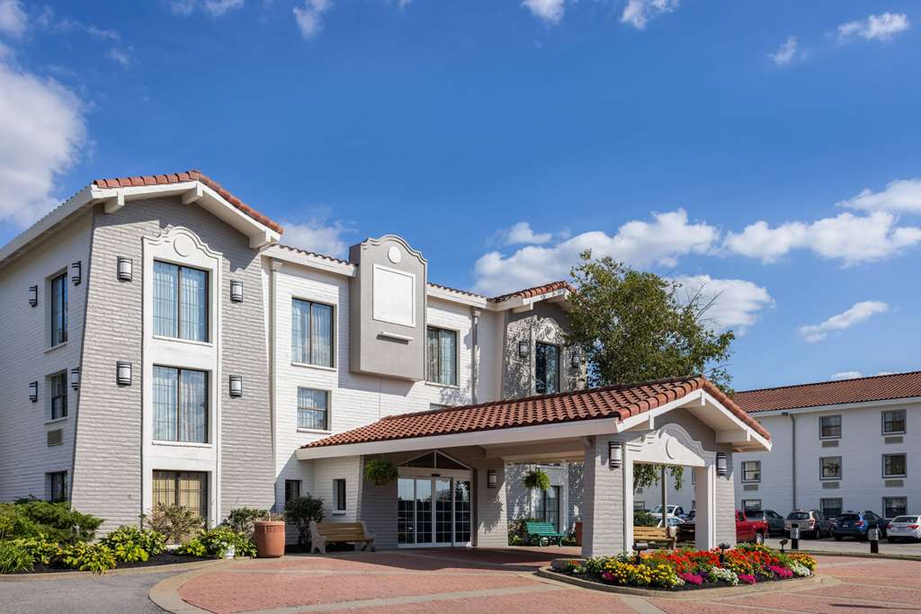 La Quinta Inn by Wyndham Pittsburgh Airport - Tap to explore photos
