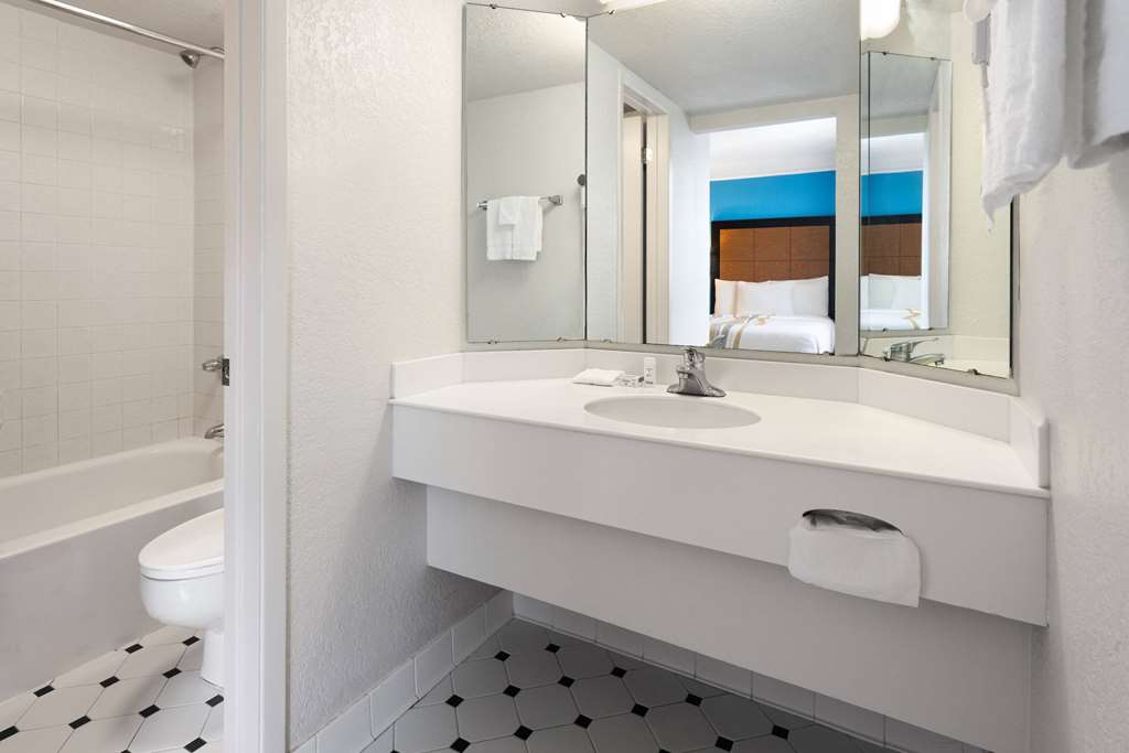 LA QUINTA INN PITTSBURGH AIRPORT-guestroom-Guest Room,Bathroom,On-Site.jpg