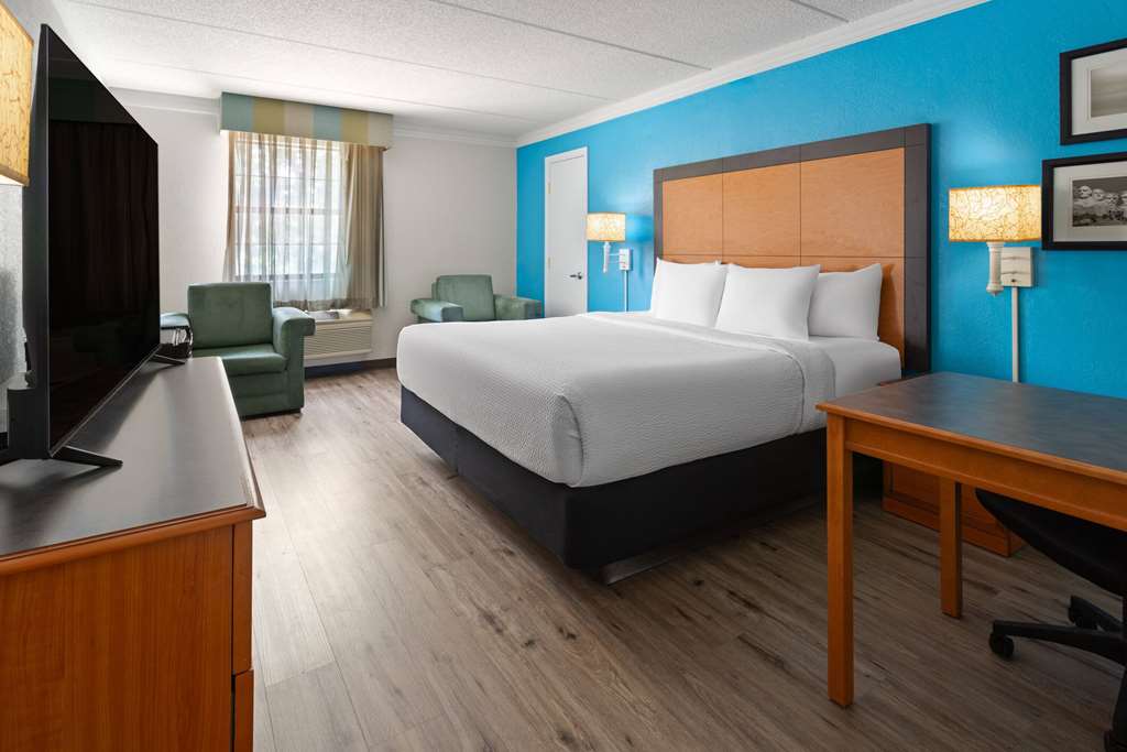 LA QUINTA INN PITTSBURGH AIRPORT-guestroom-Guest Room,Suite,On-Site.jpg