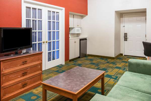 Suite - La Quinta Inn Garden of the Gods Colorado Springs - I-25, Exit 146