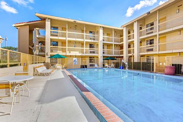 Pool - La Quinta Inn Pinellas Park