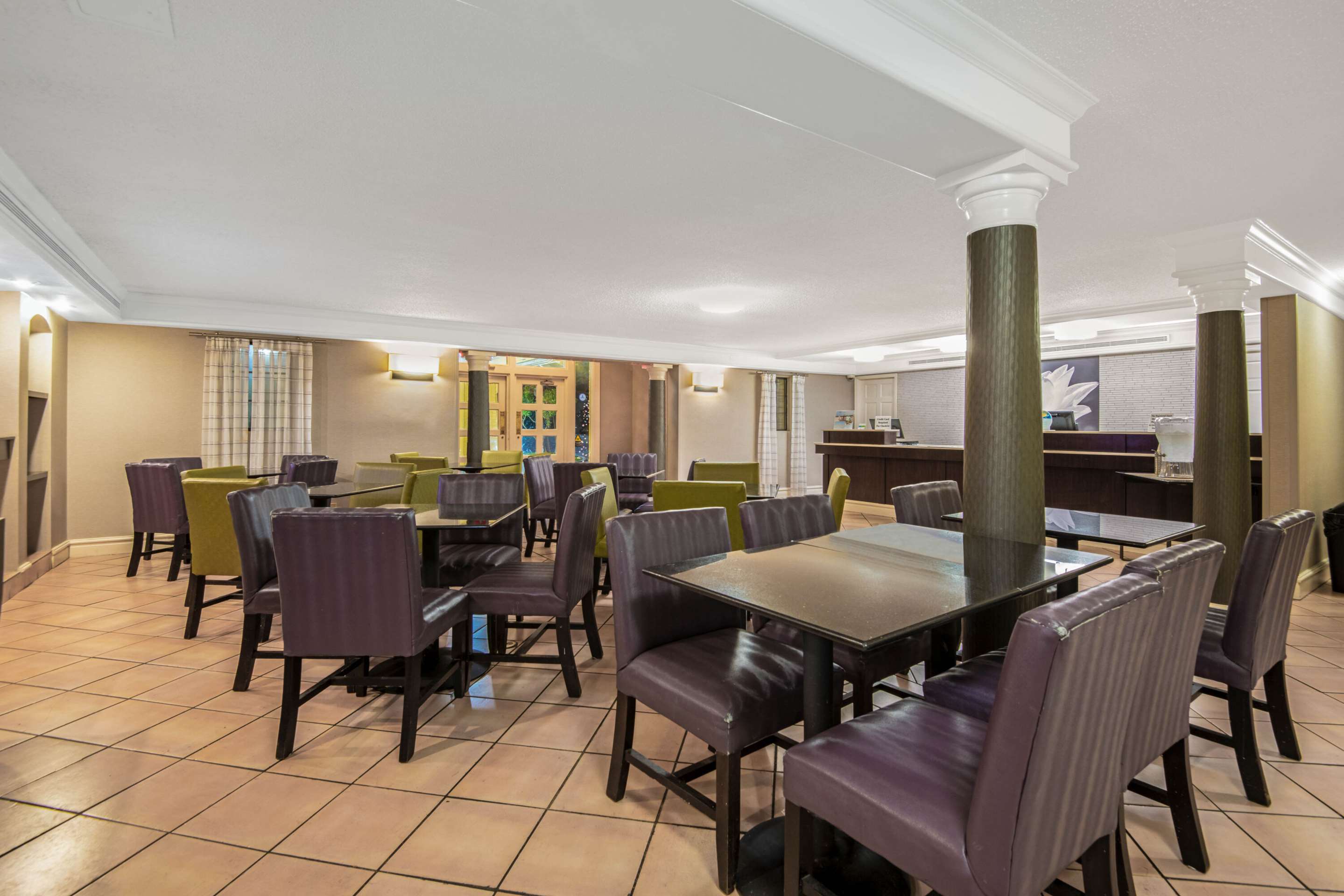 lobby view | La Quinta Inn by Wyndham San Antonio I-35 N at Toepperwein