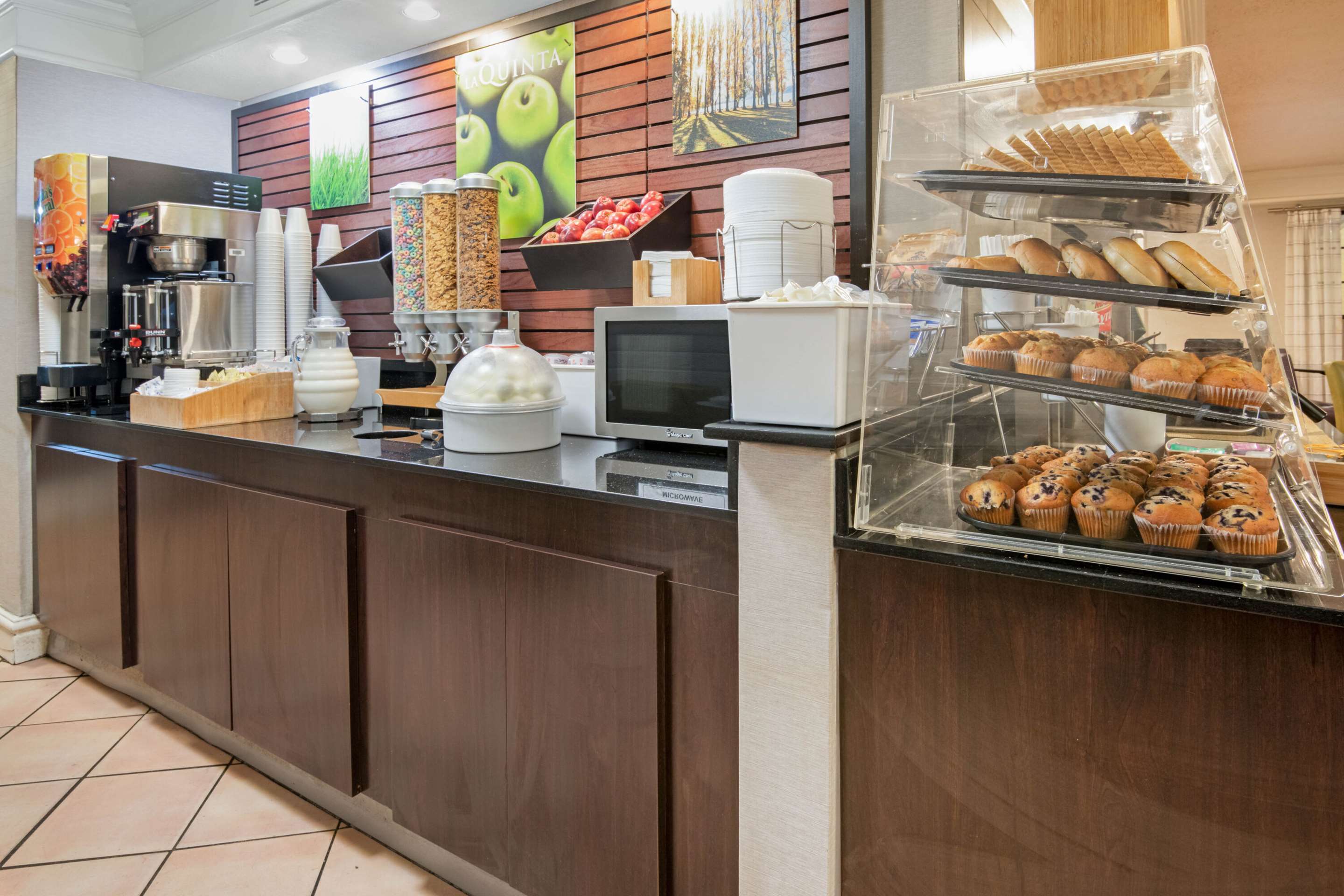 complimentary breakfast | La Quinta Inn by Wyndham San Antonio I-35 N at Toepperwein