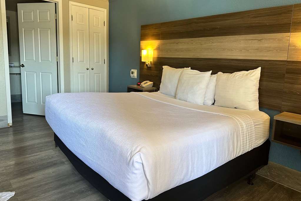 DAYS INN SAN DIEGO VISTA-guestroom-Guest Room,On-Site.jpg