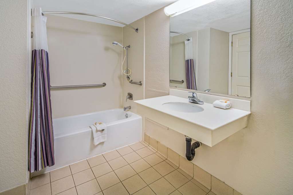 DAYS INN SAN DIEGO VISTA-guestroom-Guest Room,Bathroom,Accessibility,On-Site.jpg