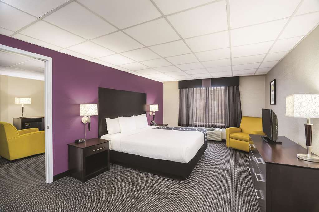LA QUINTA INN FRESNO YOSEMITE-guestroom-Guest Room,Suite,On-Site.jpg