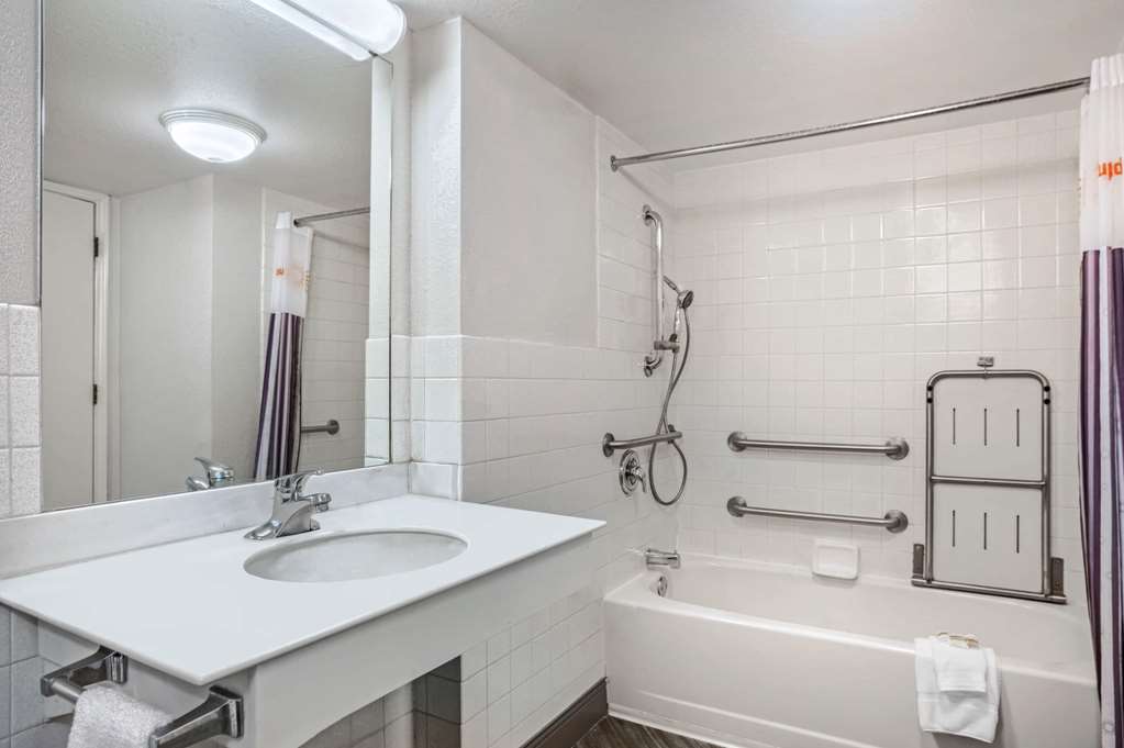 LA QUINTA INN FRESNO YOSEMITE-guestroom-Guest Room,Bathroom,On-Site.jpg