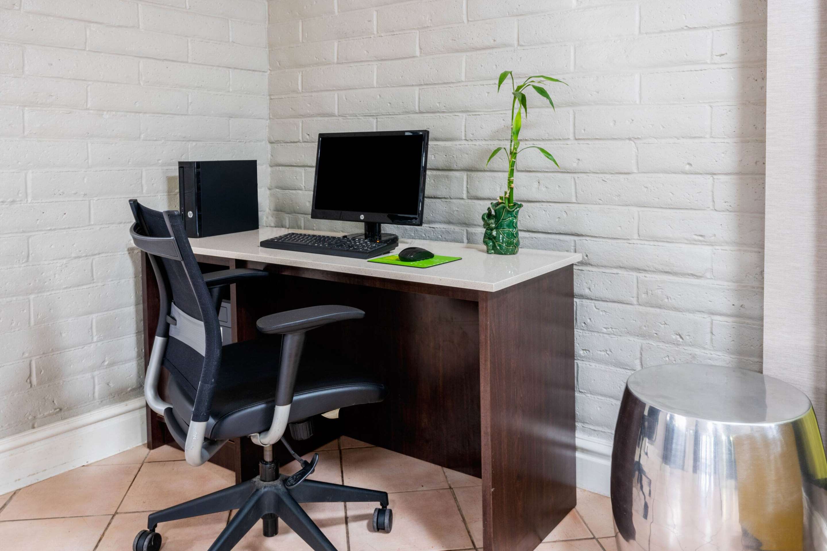 Business Center | La Quinta Inn by Wyndham - The Woodlands North