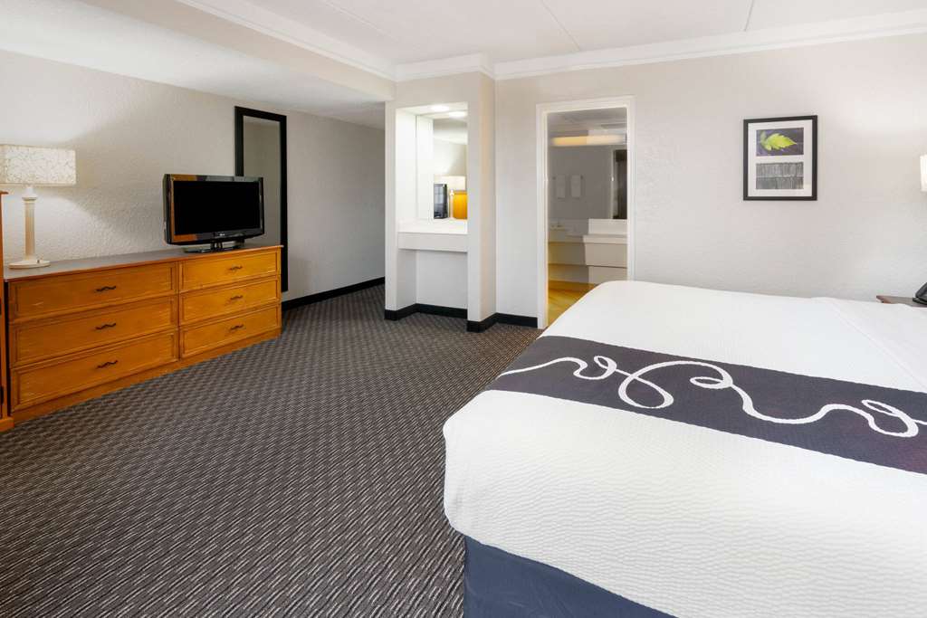 SUPER 8 THE WOODLANDS NORTH-guestroom-Guest Room,On-Site.jpg