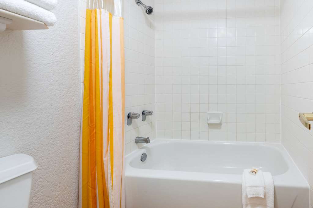 SUPER 8 THE WOODLANDS NORTH-guestroom-Guest Room,Bathroom,On-Site.jpg