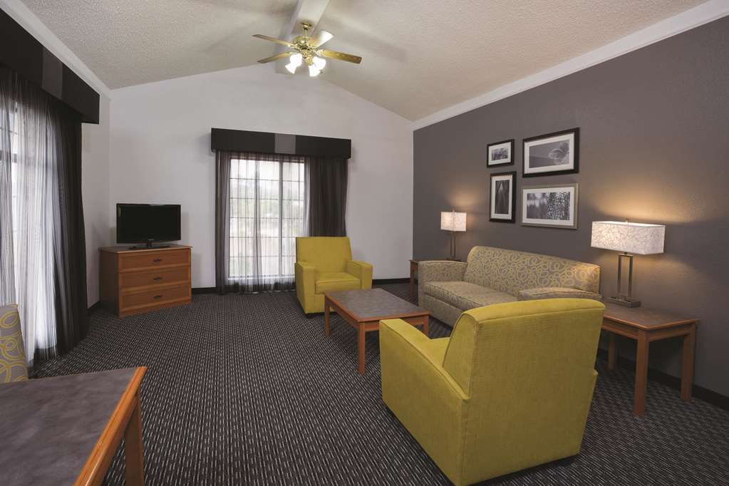 LA QUINTA INN VENTURA-guestroom-Guest Room,Suite,On-Site.jpg