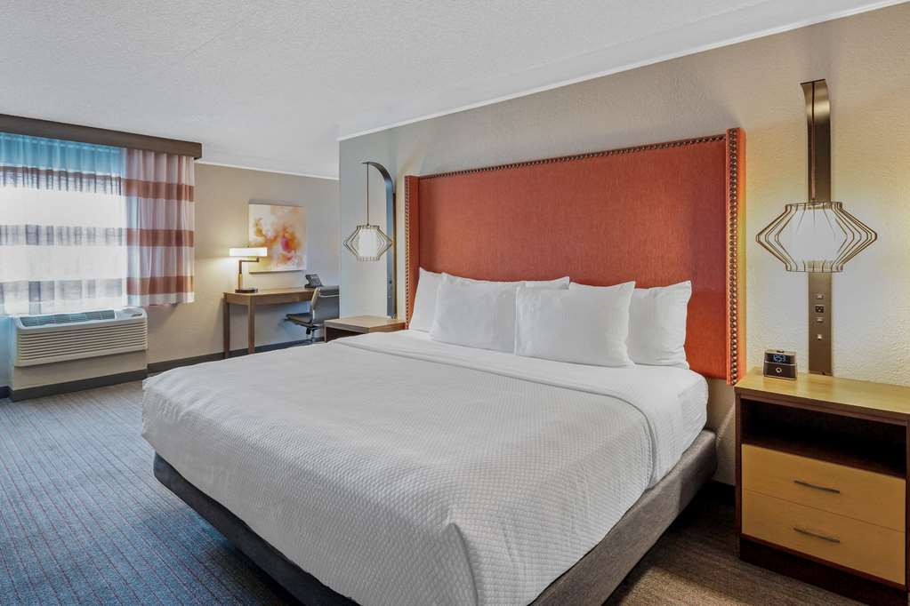 LA QUINTA INN STE AIRPORT NORTH-guestroom-Guest Room,Suite,On-Site.jpg