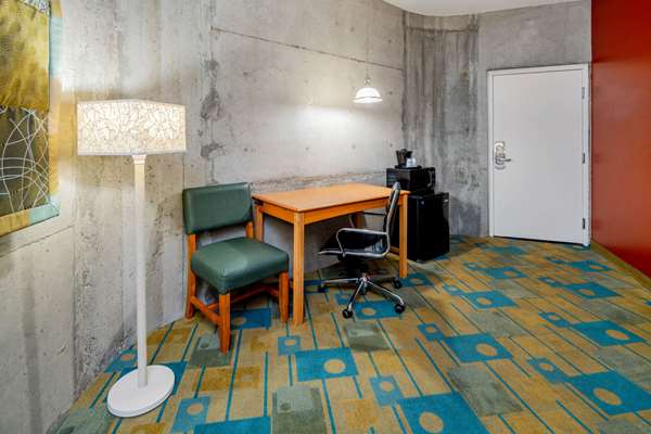  - La Quinta Inn & Suites Spectrum Irvine - I-5, Exit 96