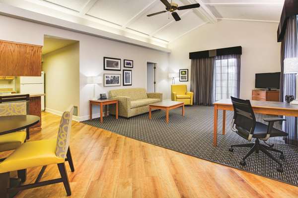 Suite - Days Inn Gainesville - I-75, Exit 387