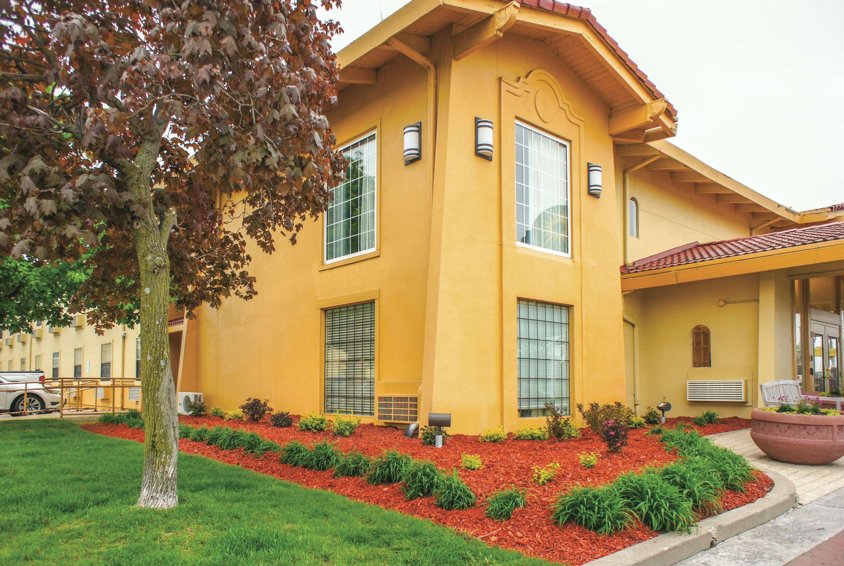 Exterior | La Quinta Inn by Wyndham Moline Airport