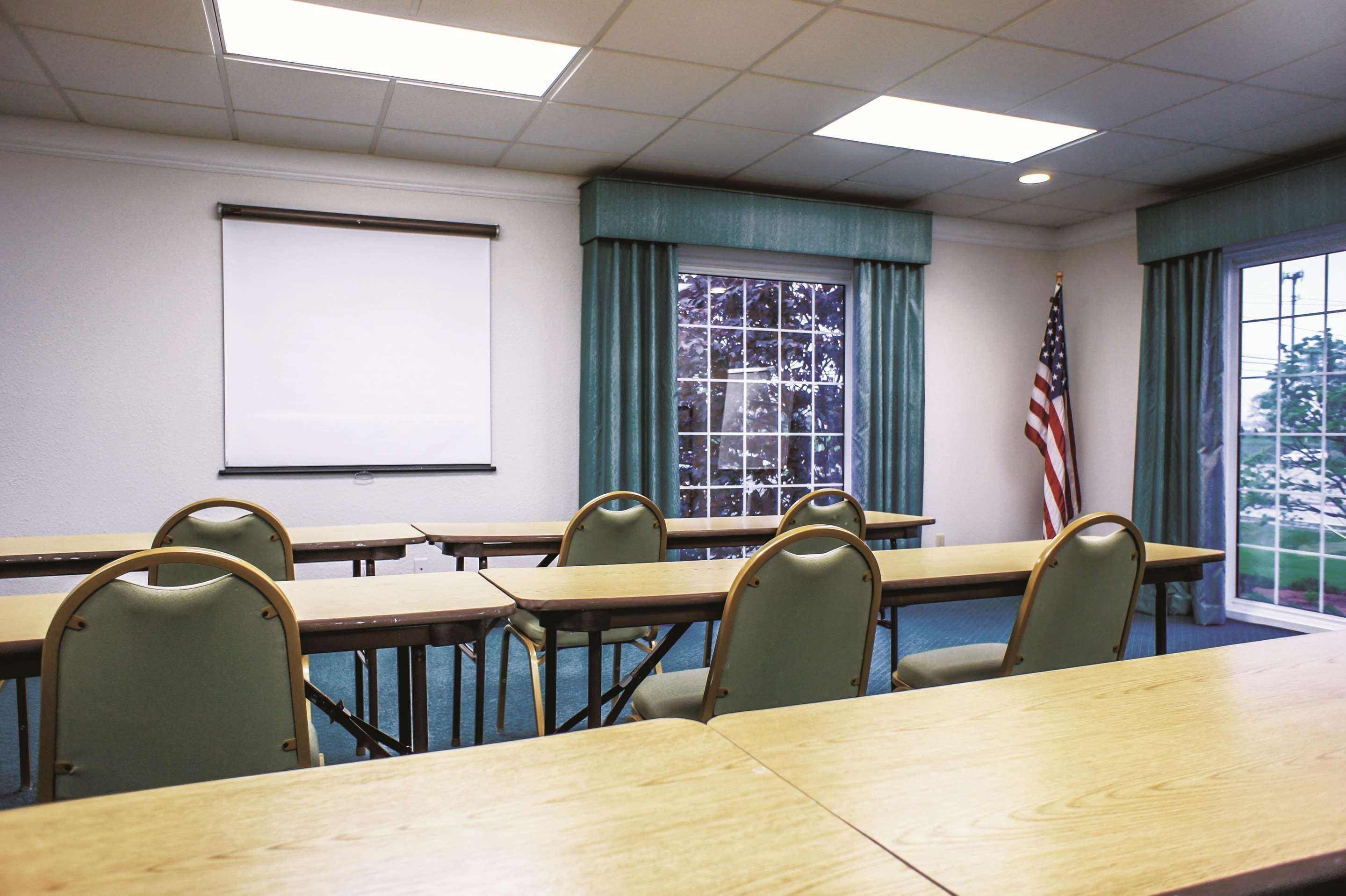 Meeting Room | La Quinta Inn by Wyndham Moline Airport