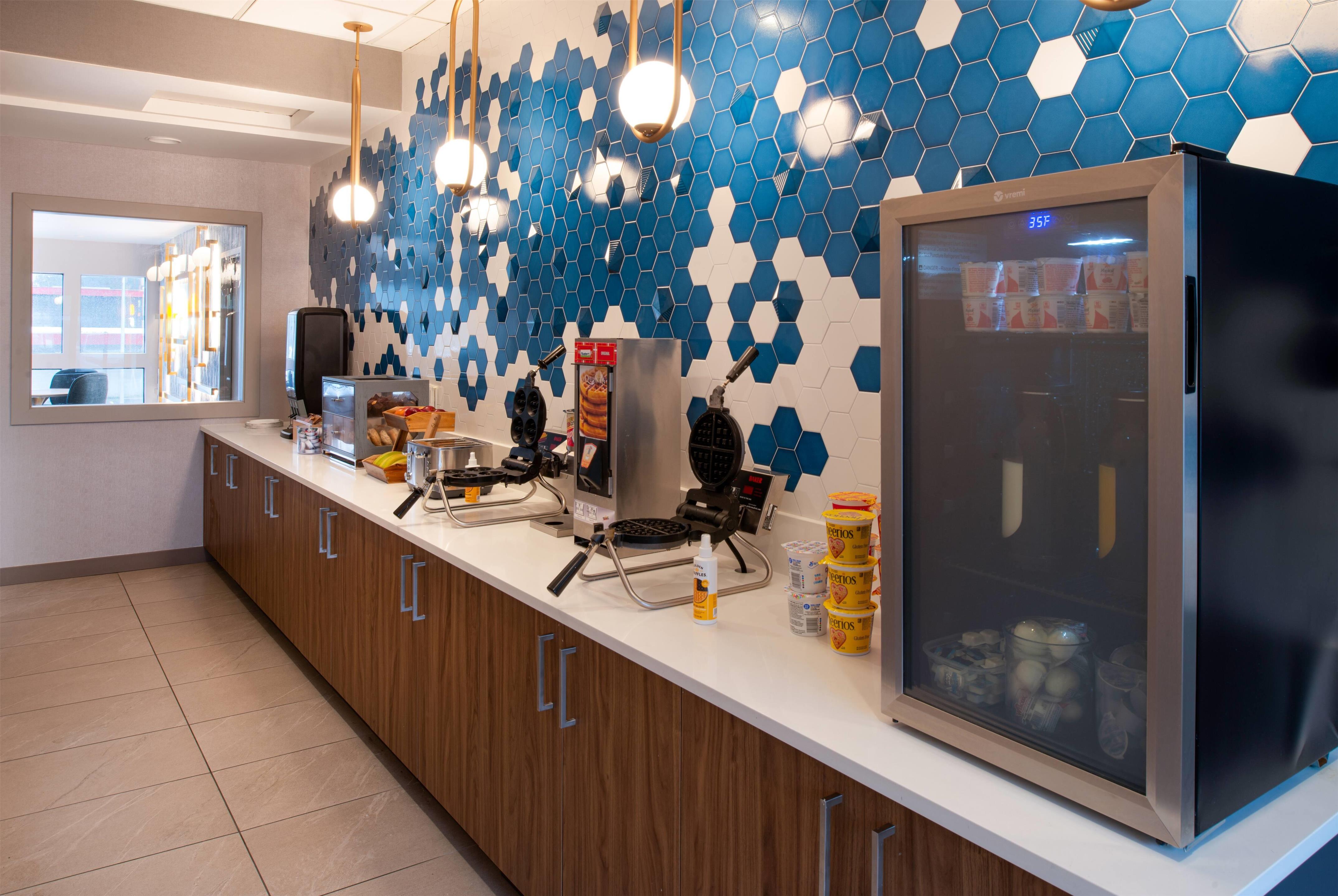 Breakfast Area | La Quinta by Wyndham Seattle Sea-Tac Airport