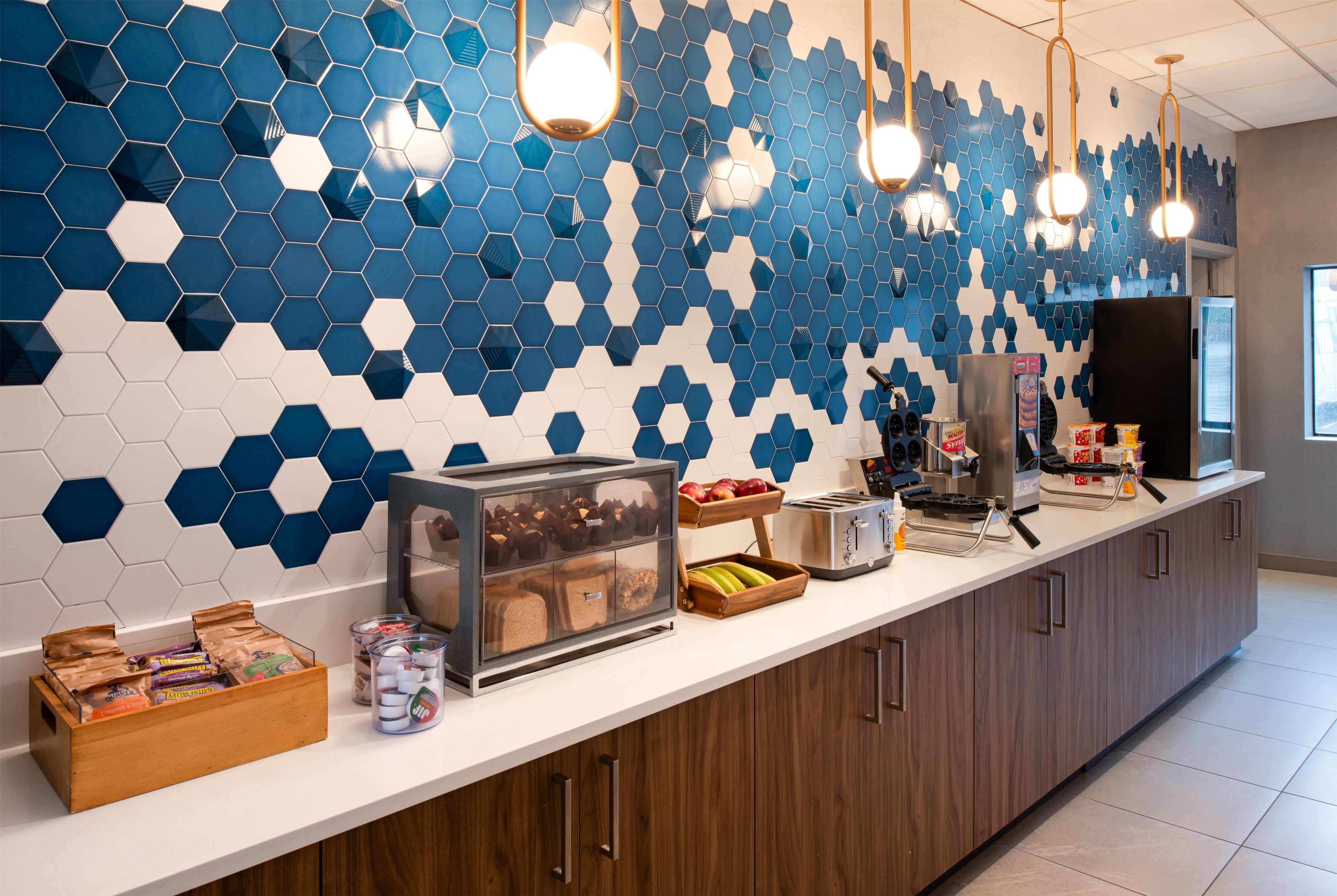 Breakfast Area | La Quinta by Wyndham Seattle Sea-Tac Airport