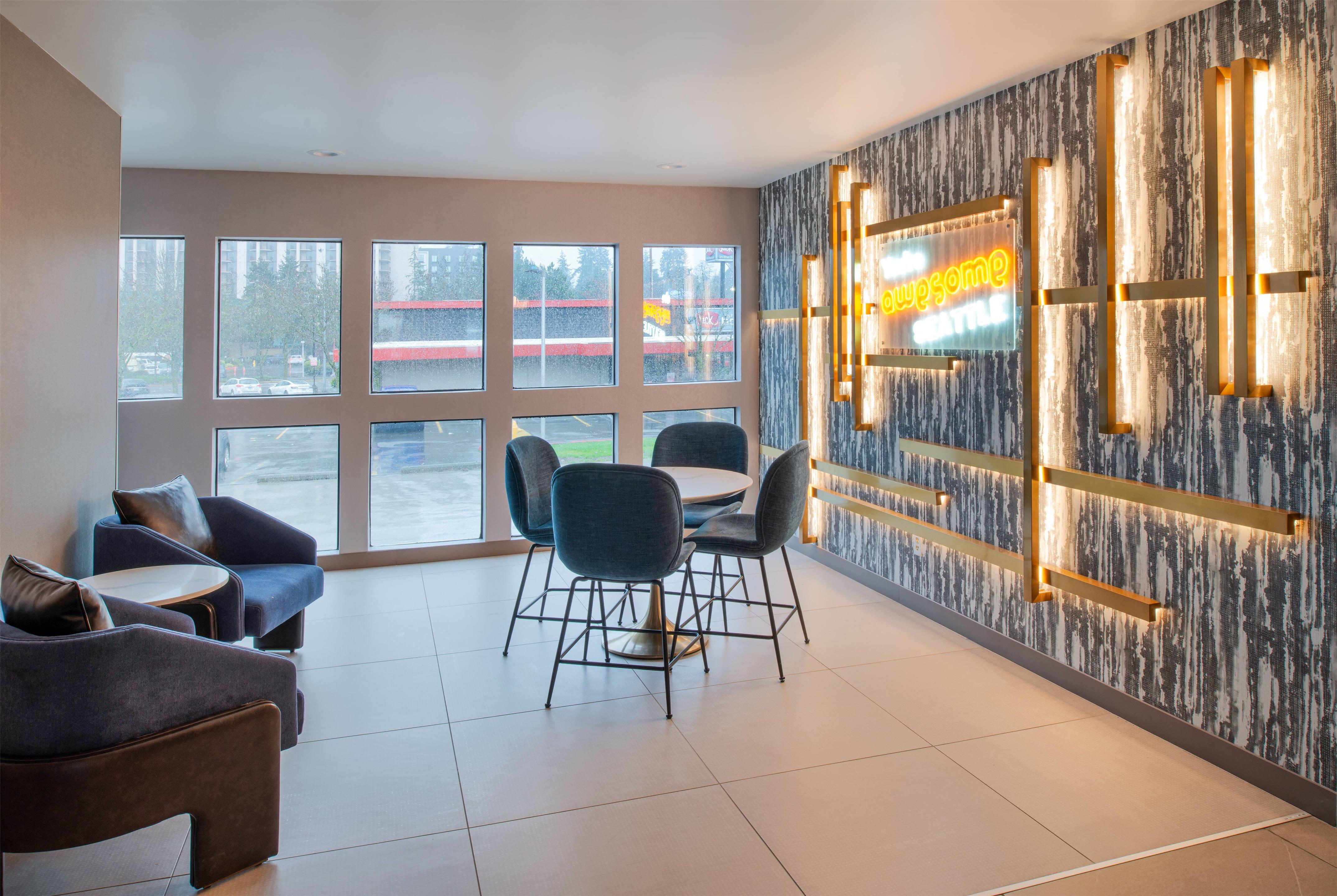 Breakfast Area | La Quinta by Wyndham Seattle Sea-Tac Airport