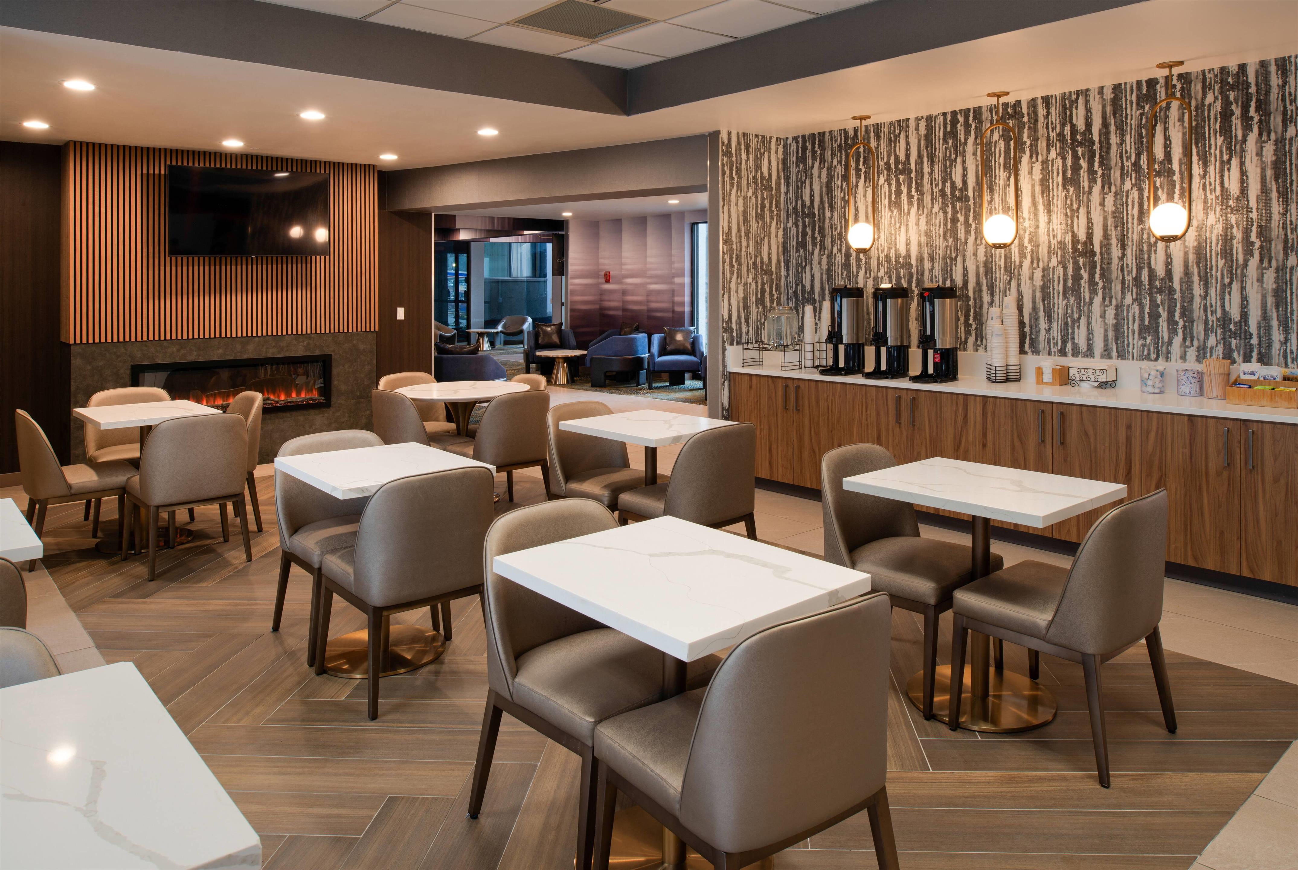 Breakfast Area | La Quinta by Wyndham Seattle Sea-Tac Airport
