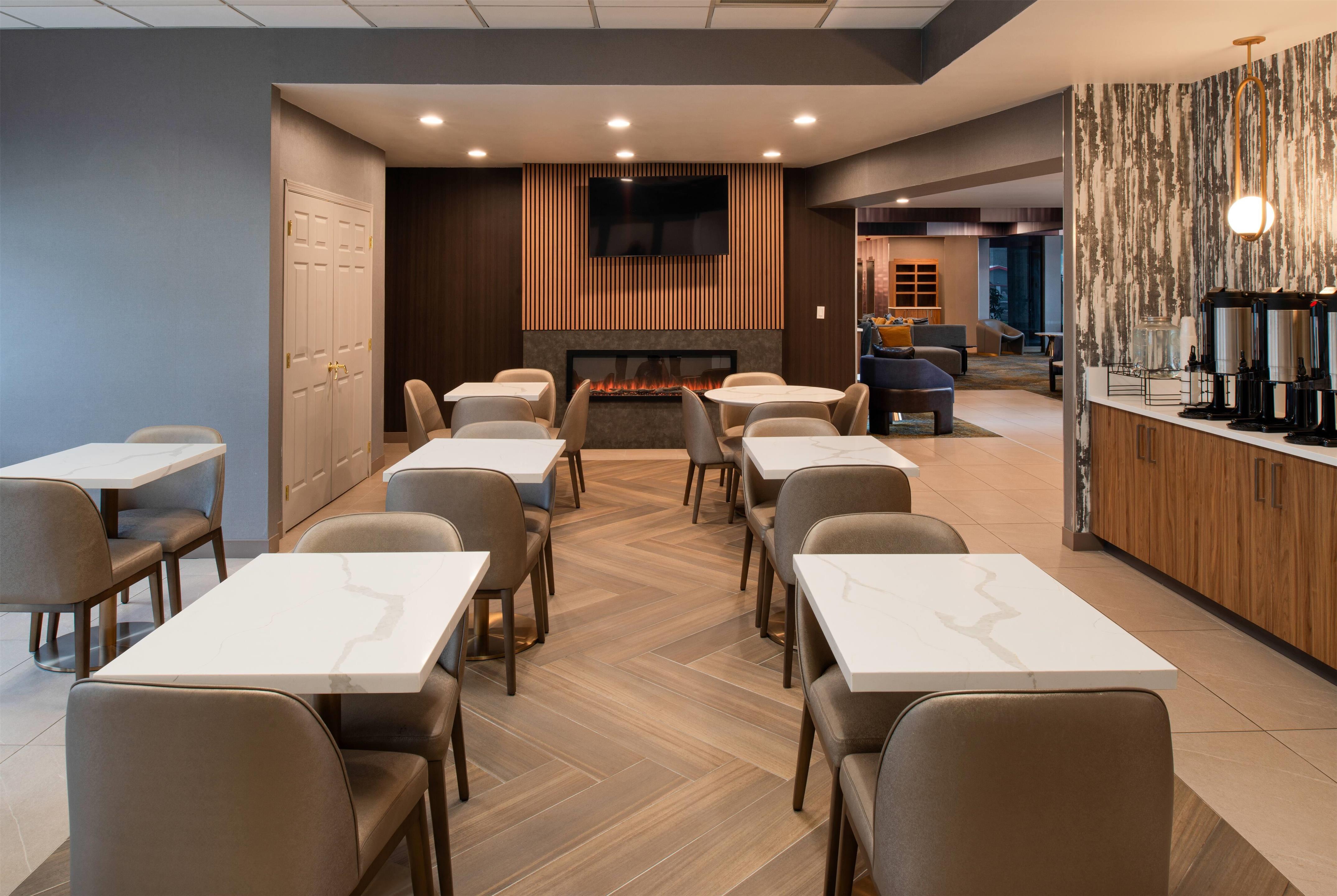 Breakfast Area | La Quinta by Wyndham Seattle Sea-Tac Airport