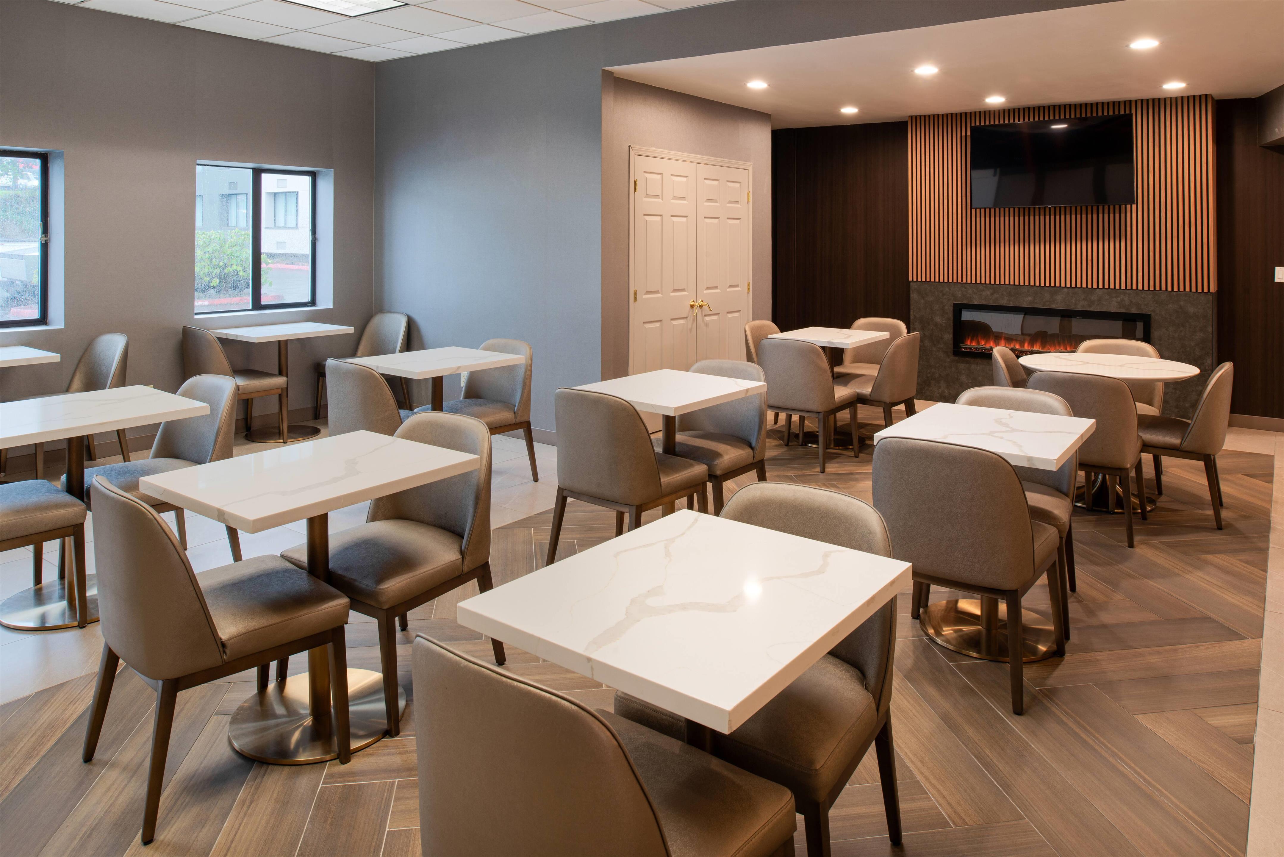 Breakfast Area | La Quinta by Wyndham Seattle Sea-Tac Airport
