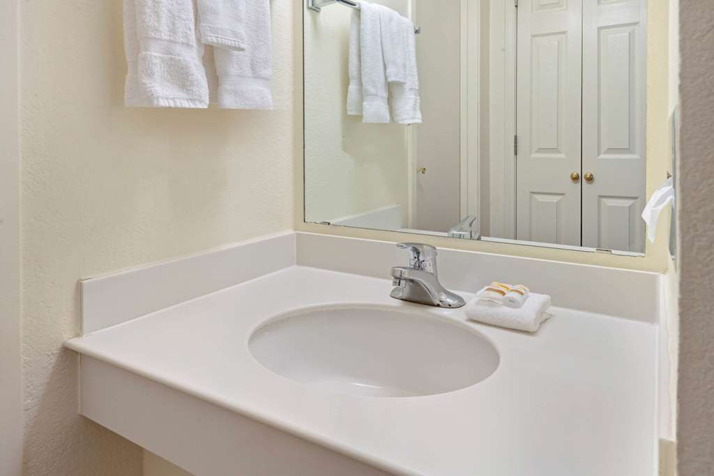 LA QUINTA INN STE LAYTON-guestroom-Guest Room,Bathroom,On-Site.jpg