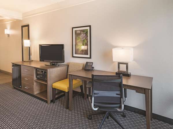  - La Quinta Inn North Arlington - I-30, Exits 29 & 30