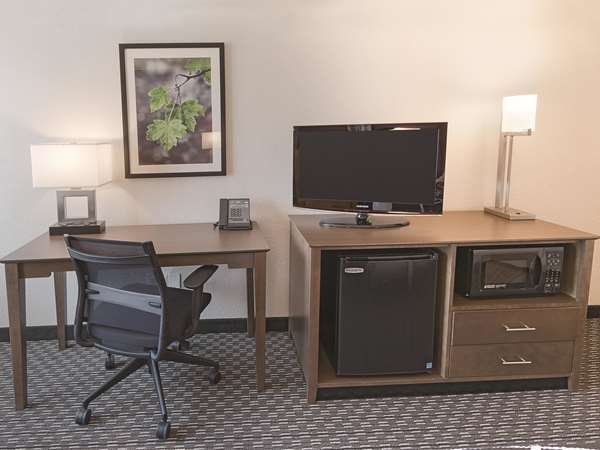  - La Quinta Inn North Arlington - I-30, Exits 29 & 30