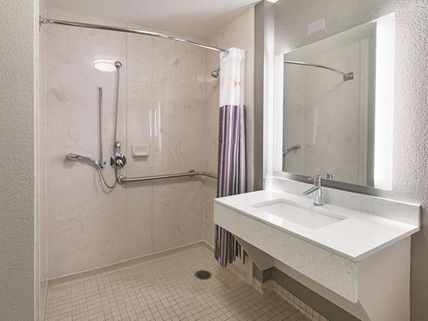 - La Quinta Inn North Arlington - I-30, Exits 29 & 30