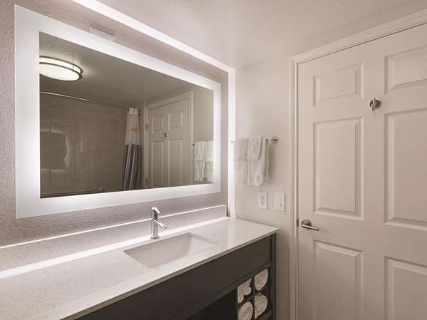 Suite - La Quinta Inn North Arlington - I-30, Exits 29 & 30