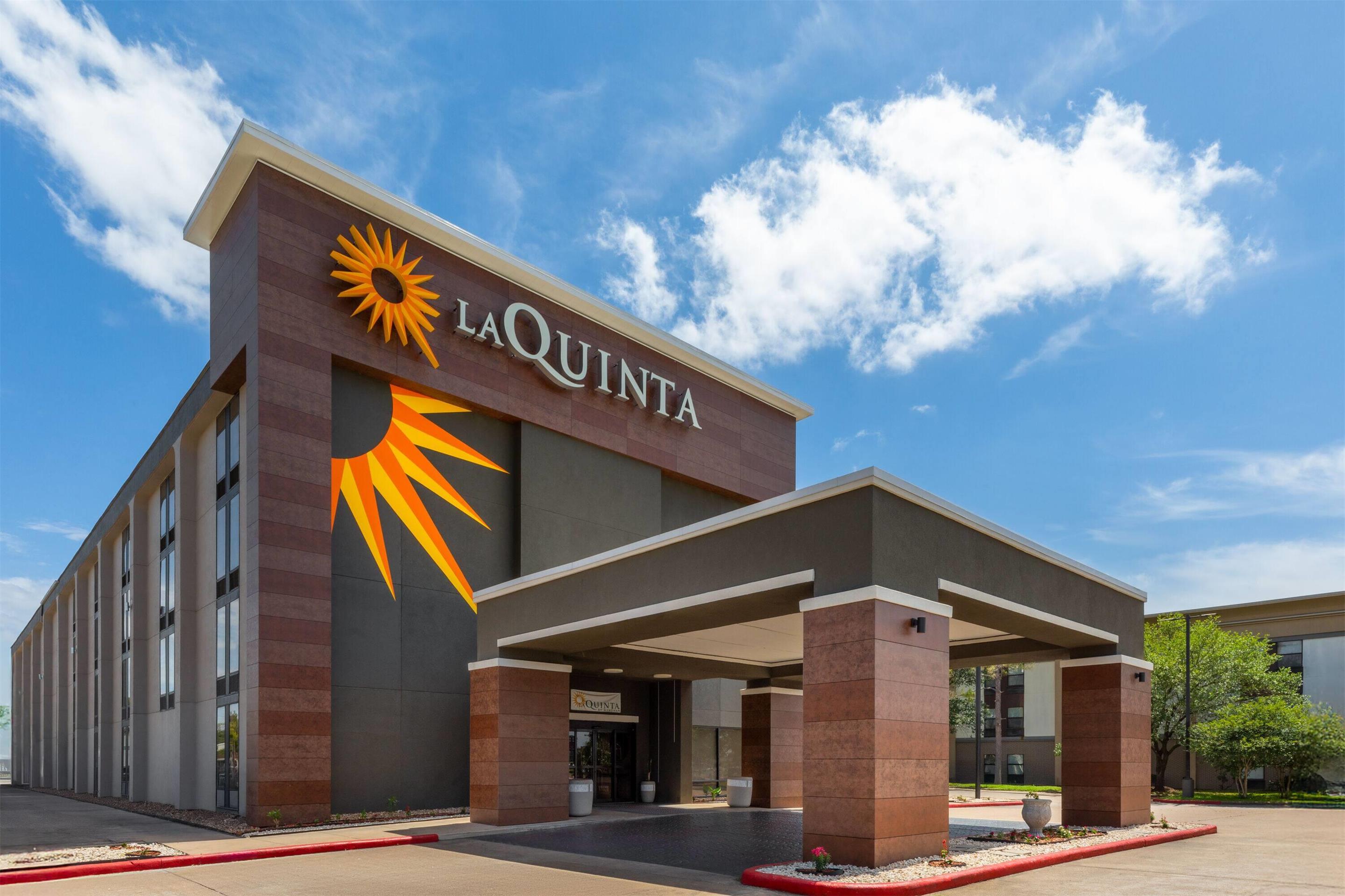 Exterior | La Quinta Inn & Suites by Wyndham Houston Stafford Sugarland