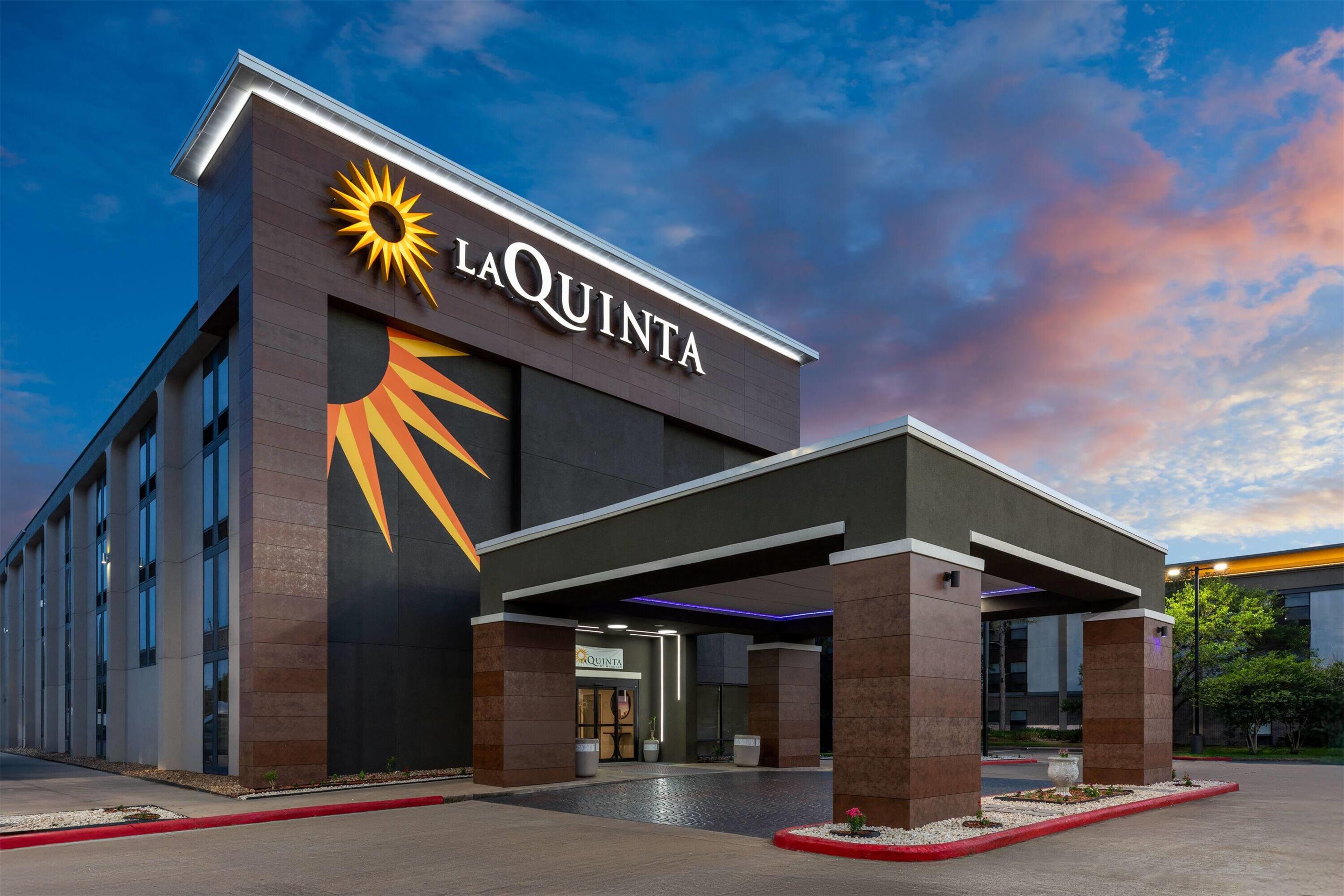 Exterior | La Quinta Inn & Suites by Wyndham Houston Stafford Sugarland