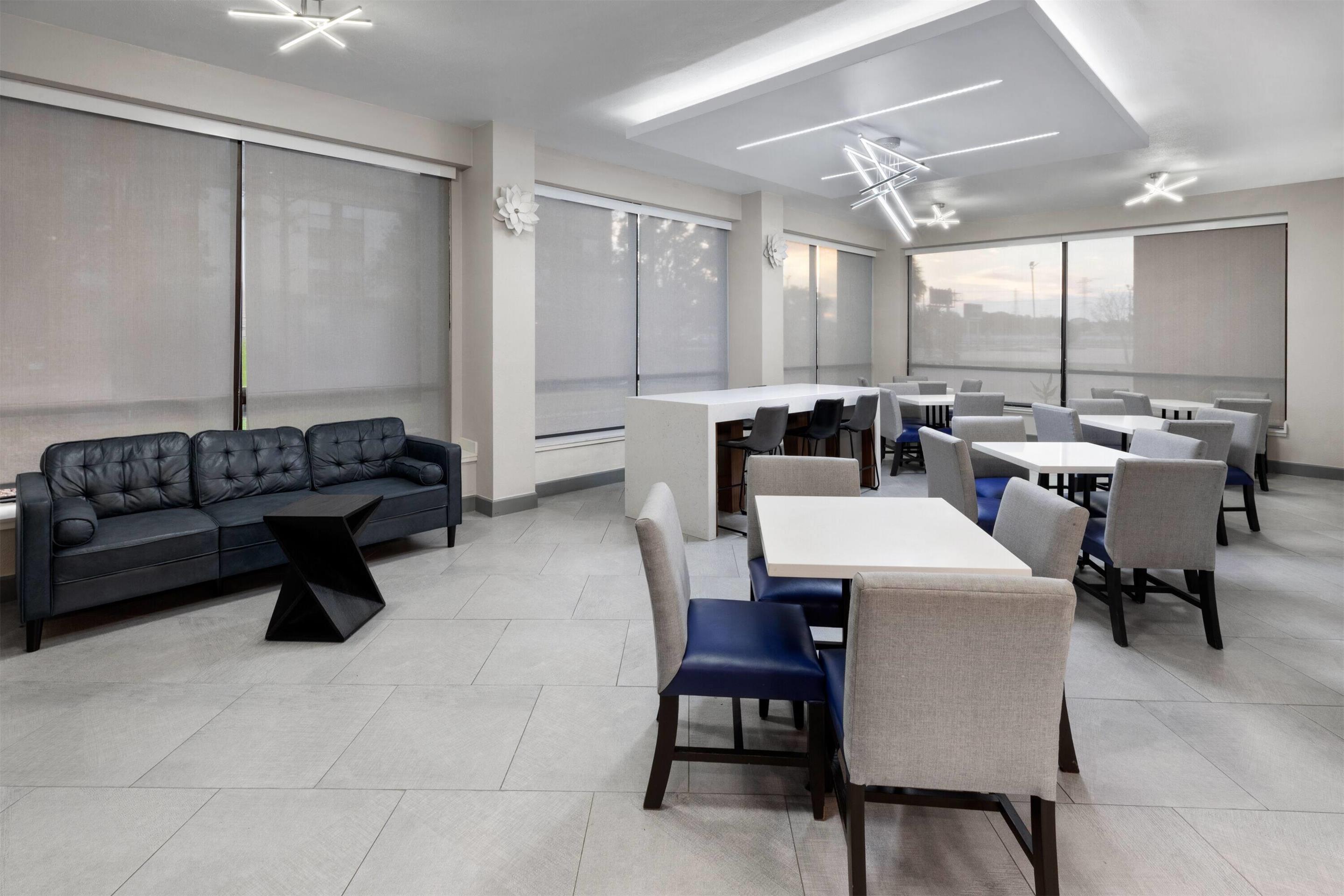 Lobby | La Quinta Inn & Suites by Wyndham Houston Stafford Sugarland