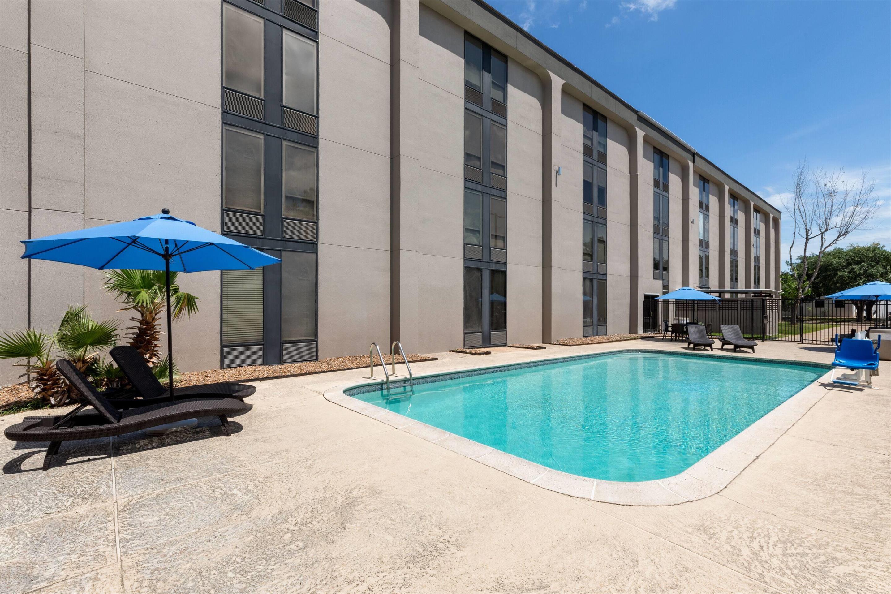 Pool - indoor | La Quinta Inn & Suites by Wyndham Houston Stafford Sugarland