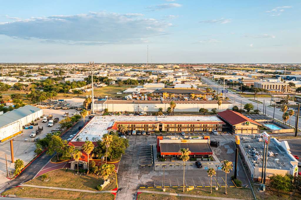 La Quinta Inn by Wyndham Corpus Christi North - Tap to explore photos