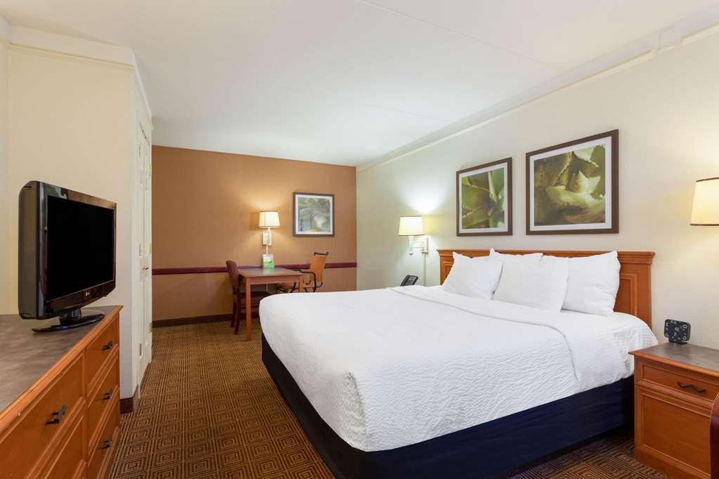 LA QUINTA INN RESEARCH PARK-guestroom-Guest Room,On-Site.jpg