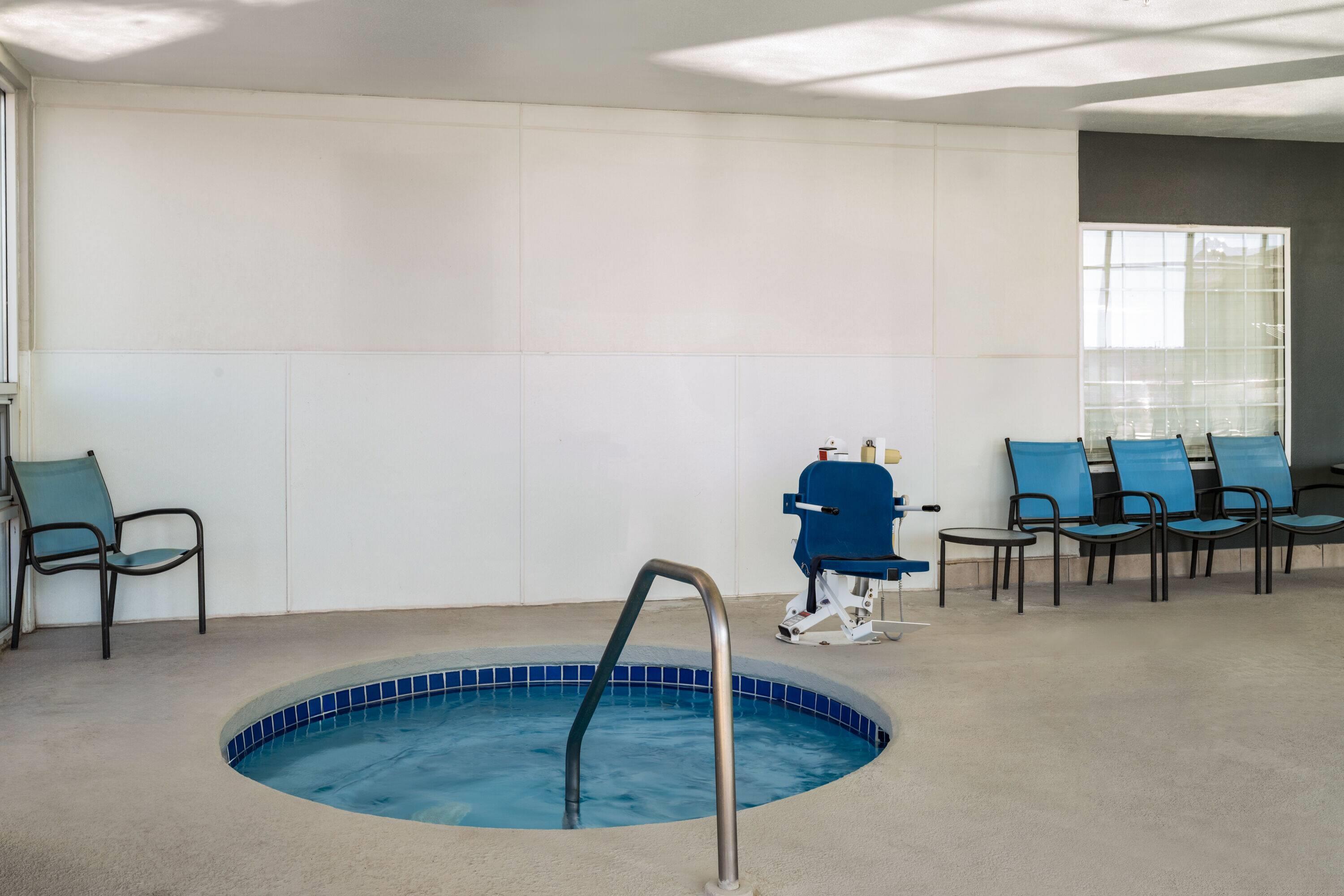 Pool | La Quinta Inn & Suites by Wyndham Gallup