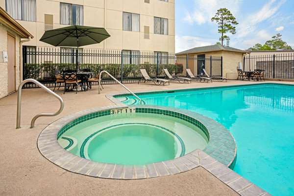 Pool - La Quinta Inn & Suites Spring - I-45, Exit 73