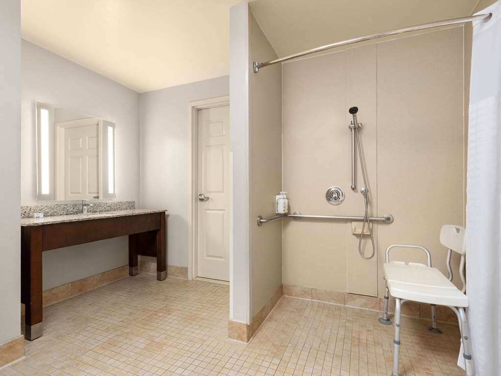 LA QUINTA INN STE VALENCIA-guestroom-Guest Room,Bathroom,Shower,Accessibility,On-Site.jpg