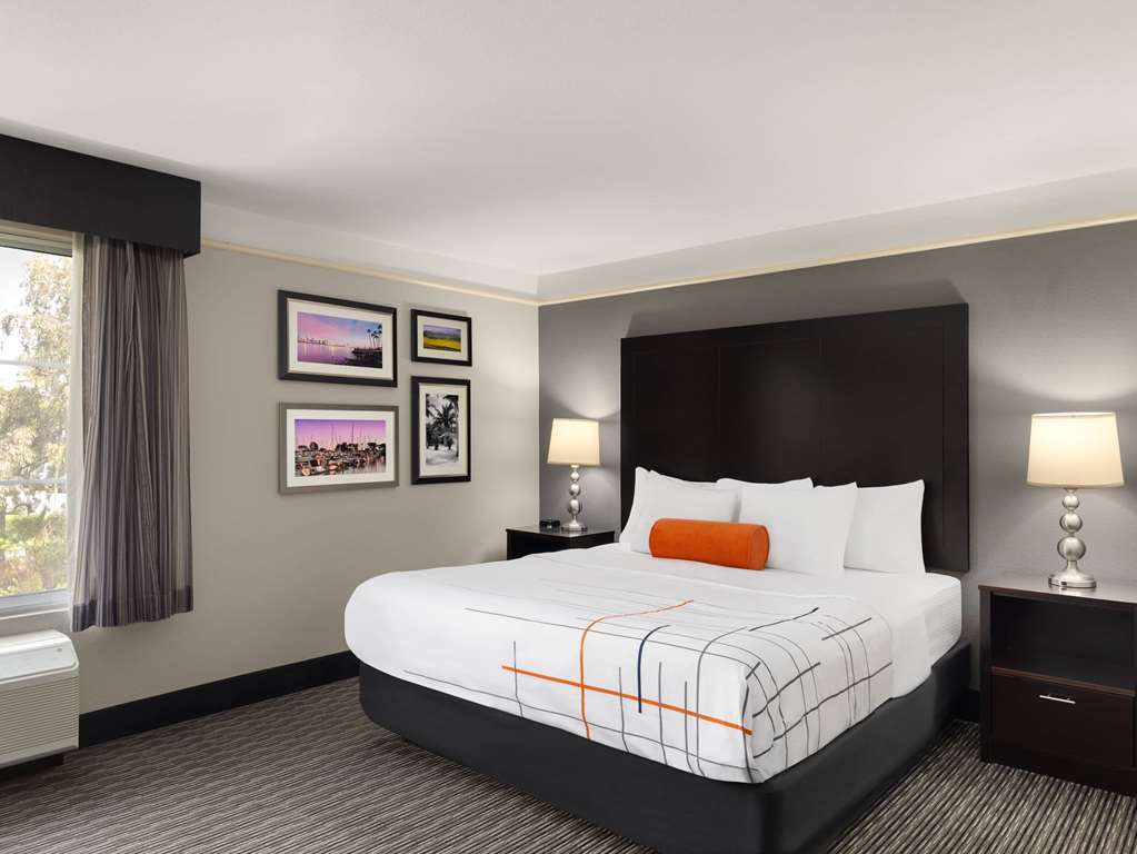 LA QUINTA INN STE VALENCIA-guestroom-Guest Room,Suite,On-Site.jpg