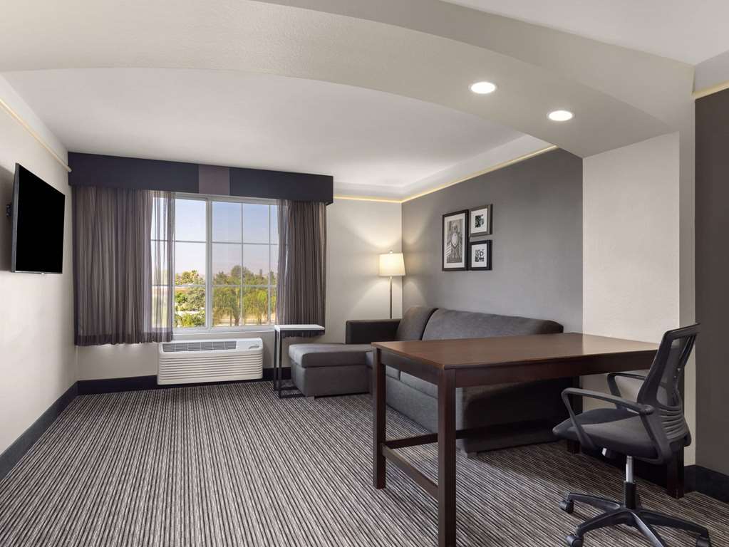 LA QUINTA INN STE VALENCIA-guestroom-Guest Room,On-Site.jpg
