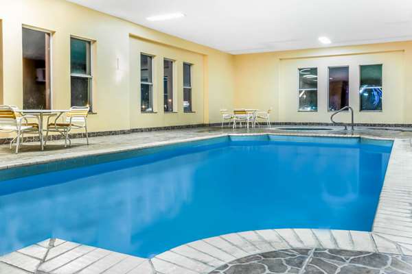 Pool - La Quinta Inn & Suites Kerrville - I-10, Exit 508